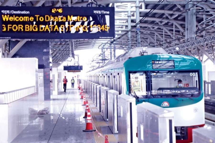 এ ছাড়া প্ল্যাটফর্মে অর্থাৎ স্টেশনের তিন তলায় থাকবে বিশেষ নিরাপত্তা বেষ্টনীও। দুর্ঘটনা এড়াতে ‘প্ল্যাটফর্ম স্ক্রিন ডোর’–এর ব্যবস্থা রাখা হয়েছে। এই দরজা স্টেশনে ট্রেন থামার পর ট্রেনের দরজার সঙ্গে খুলবে আবার নির্দিষ্ট সময় পর স্বয়ংক্রিয় ভাবেই বন্ধ হবে। 