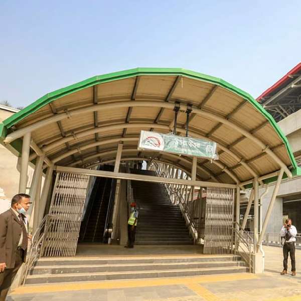 আরও আছে। মেট্রোরেলের স্টেশনের সিঁড়ি, লিফট্ বা এসকেলেটর ব্যবহার করে কনকোর্স হল ব্যবহার করে ট্রাফিক এড়িয়ে রাস্তার পারাপার করতে পারবেন যাত্রীরা। প্রতিটি মেট্রোস্টেশনকে নিরাপদ ফুট ওভারব্রিজ হিসাবেও ব্যবহার করা যাবে।