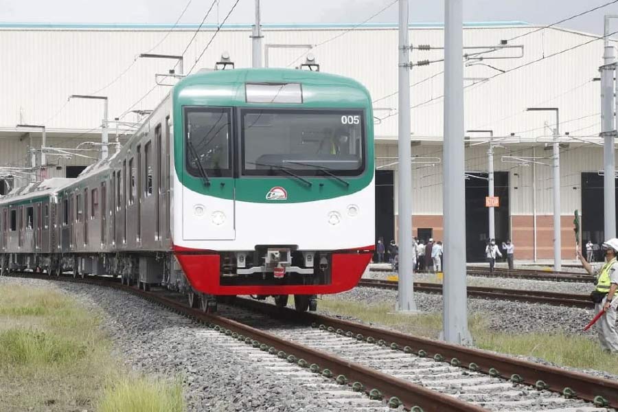 আপাতত প্রতি ট্রেনে ৬টি করে কোচ থাকবে এবং ট্রেন পিছু ২৩০৮ জন করে যাত্রী যেতে পারবেন। ট্রেন চলবে ঘণ্টায় ১০০ কিলোমিটার গতিতে। 