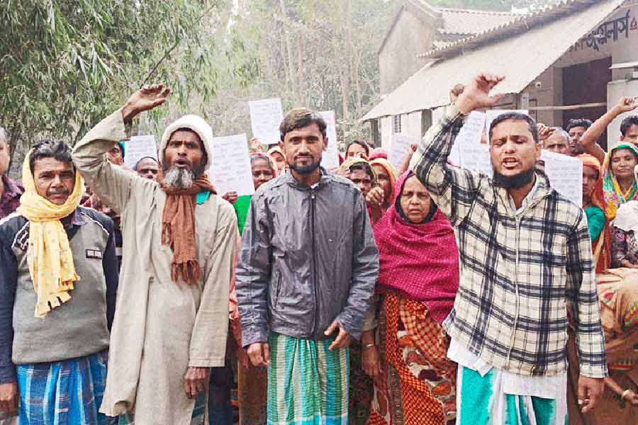 আবাস প্লাসে ‘দুর্নীতি’র অভিযোগ তুলে মালদহের মোল্লাবাড়ি গ্রামে বিক্ষোভ। ছবি: সংগৃহীত।