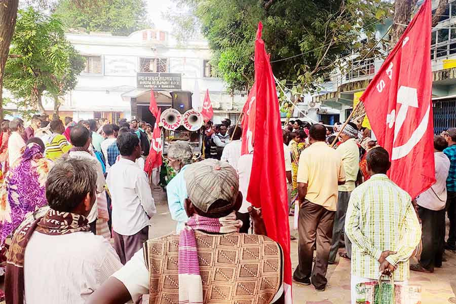 n সারেঙ্গা ব্লক অফিসে সিপিএমের বিক্ষোভ। নিজস্ব চিত্র