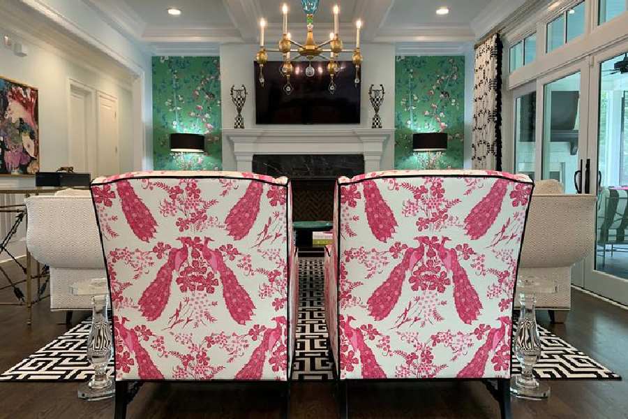 বাটিকের কাজ করা মানানসই চেয়ারের কভারও থাকতে পারে।