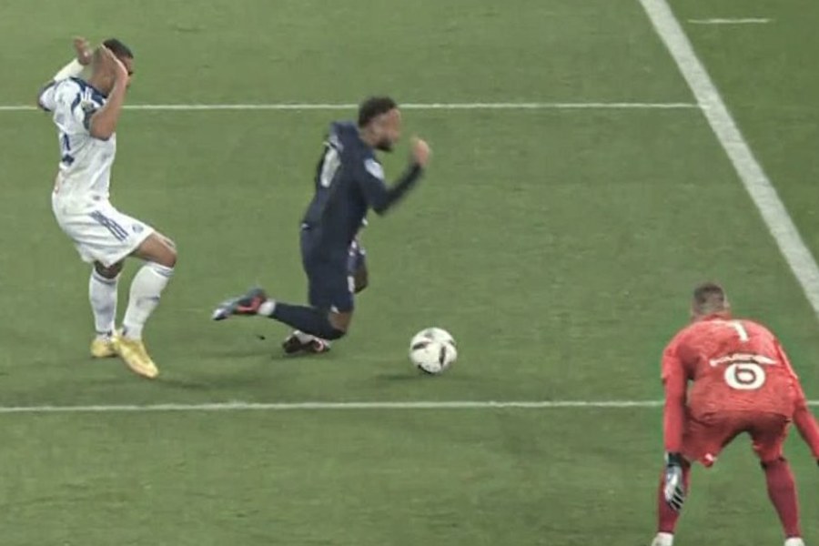 নেমারের এই সেই ডাইভ।