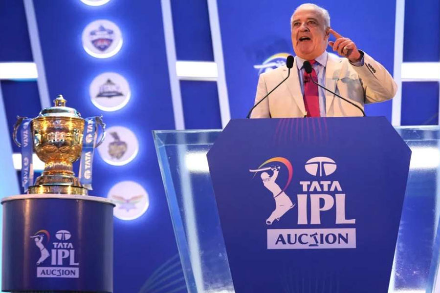 নিলামে ইংল্যান্ডের দুই তারকাকে কেনার পর আরসিবি হাত বাড়িয়েছিল অবিক্রিত এবং অনামী খেলোয়াড়দের দিকে। সেখান থেকেই রাজন কুমার, অবিনাশ সিংহ, সোনু যাদব, হিমাংশু শর্মা এবং মনোজ ভান্দগেকে কিনে নেয় আরসিবি। রাজন এবং অবিনাশ বাদে বাকি তিন জনকে আরসিবি কিনেছে মাথাপিছু ২০ লক্ষ টাকায়।