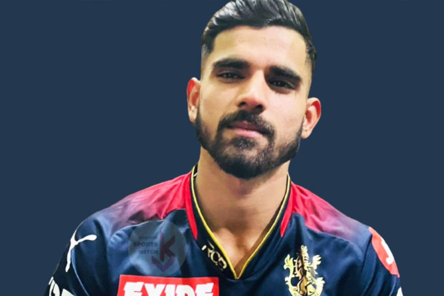 ৬০ লক্ষ টাকায় আরসিবিতে যোগ দেওয়া অবিনাশের জীবনের গল্প রূপকথার মতো। দাদাদের ক্রিকেটে এখনও হাতেখড়ি হয়নি অবিনাশের। এমনকি, জম্মুর এই পেসার নিজের রাজ্যের ক্রিকেট দলের হয়েও কখনও খেলেননি। ট্রায়ালের সময় তাঁর বল করার ধরন আরসিবি কর্তাদের মন জয় করে নিয়েছিল। তিনি নাকি ট্রায়ালের সময় এত বল করেছেন, যা দেখে মুগ্ধ হন দলের কর্তারা। তখনই অবিনাশকে কেনার সিদ্ধান্ত নেওয়া হয়।