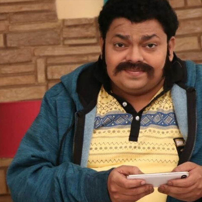 খরচ কম হবে ভেবে আয়ুর্বেদ চিকিৎসার দ্বারস্থ হয়েছিলেন ঈশ্বর। কিন্তু এখন সেই ওষুধ কেনার সামর্থ্যও নেই তাঁর। অতিমারির পর তাঁর আর্থিক পরিস্থিতি আরও খারাপ হতে শুরু করে। ঈশ্বর একা নন, তাঁর মা এবং ভাই দু’জনেই শারীরিক ভাবে অসুস্থ।