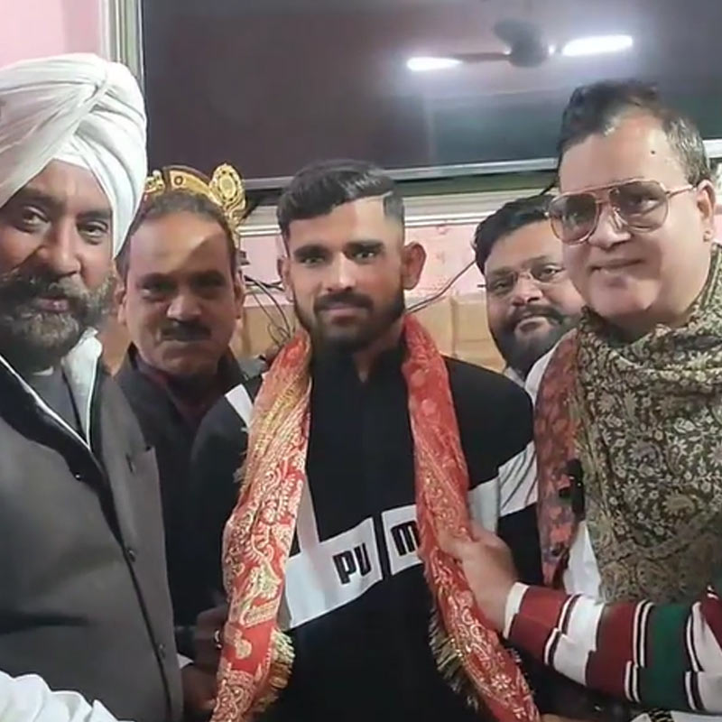 এক  সংবাদমাধ্যমে দেওয়া সাক্ষাৎকারে তিনি বলেন, “আমি সেনাবাহিনীতে যোগ দিতে চেয়েছিলাম। ক্রিকেট কেবল শখ ছিল। আমি কখনই এই মানসিকতা নিয়ে খেলিনি যে, এক দিন আমাকে পেশাদার ক্রিকেটার হতে হবে।’’