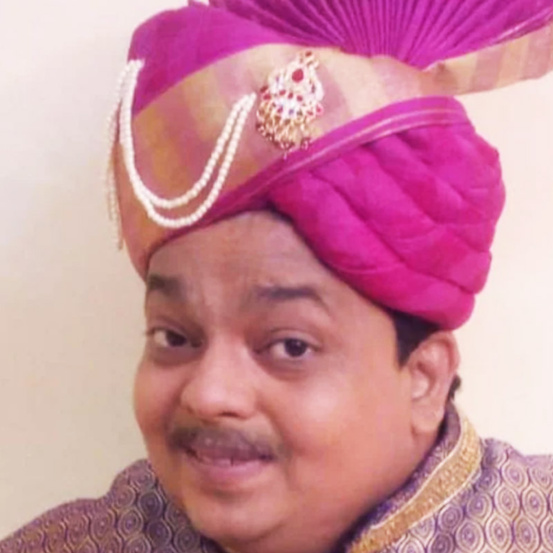 অতিমারির সময় থেকেই ঈশ্বরের মা অসুস্থ হয়ে বিছানায় শুয়ে রয়েছেন। বেশির ভাগ সময় অর্ধ অচেতন অবস্থায় থাকেন তিনি। ঈশ্বর সাক্ষাৎকারে বলেন, ‘‘মা যখন তখন প্রস্রাবে বিছানার চাদর ভিজিয়ে ফেলেন। দু’বছর ধরে টানা ডায়াপার পরে থাকেন তিনি। কিন্তু এখন তাঁর জন্য ডায়াপার কিনব, তার টাকাপয়সাও নেই।’’