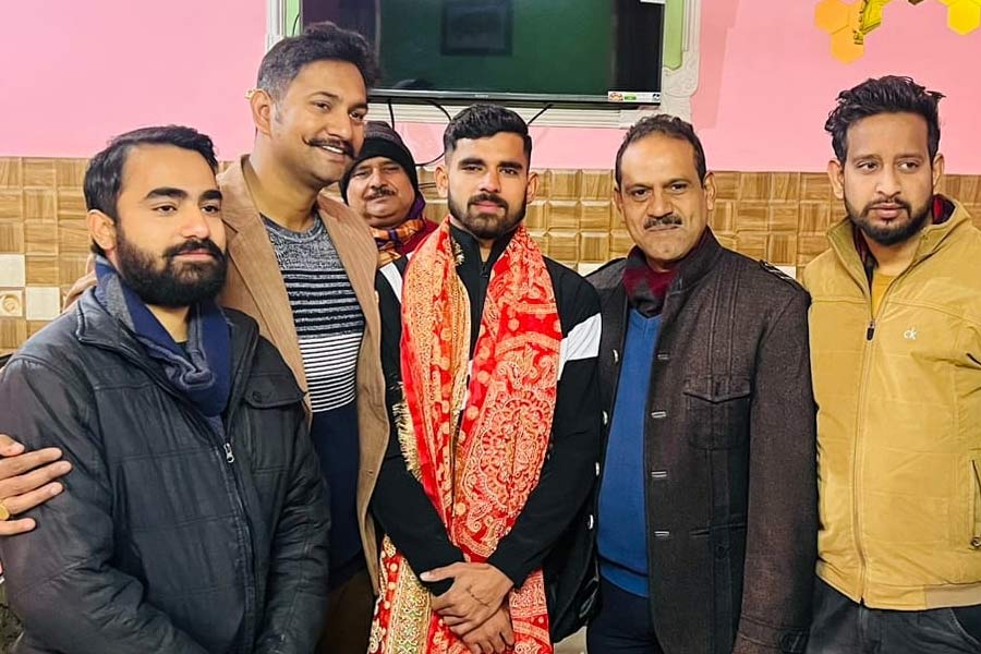 তিনি যোগ করেন, ‘‘আমি কানাডায় যাওয়ার পরিকল্পনাও করছিলাম। আমার বাবাও ক্রিকেট খেলার বিরোধী ছিলেন। আমাকে স্পাইক জুতো কিনে দেওয়ার ক্ষমতা বাবার ছিল না। আমাদের আর্থিক অবস্থা ভাল নয়। আমার দুই ভাই পড়াশোনা করছে। আমিও বেকার ছিলাম। আমার বাবা বাড়ির একমাত্র রোজগেরে মানুষ ছিলেন।’’