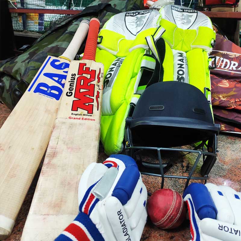 অবিনাশের ক্রিকেট খেলার পথে বাধা হয়ে দাঁড়িয়েছিলেন তাঁর বাবা। ক্রিকেটের সরঞ্জামের অত্যাধিক দামের কারণেই তাঁর বাবা ক্রিকেট খেলার বিরুদ্ধে ছিলেন বলে অবিনাশ জানিয়েছিলেন।