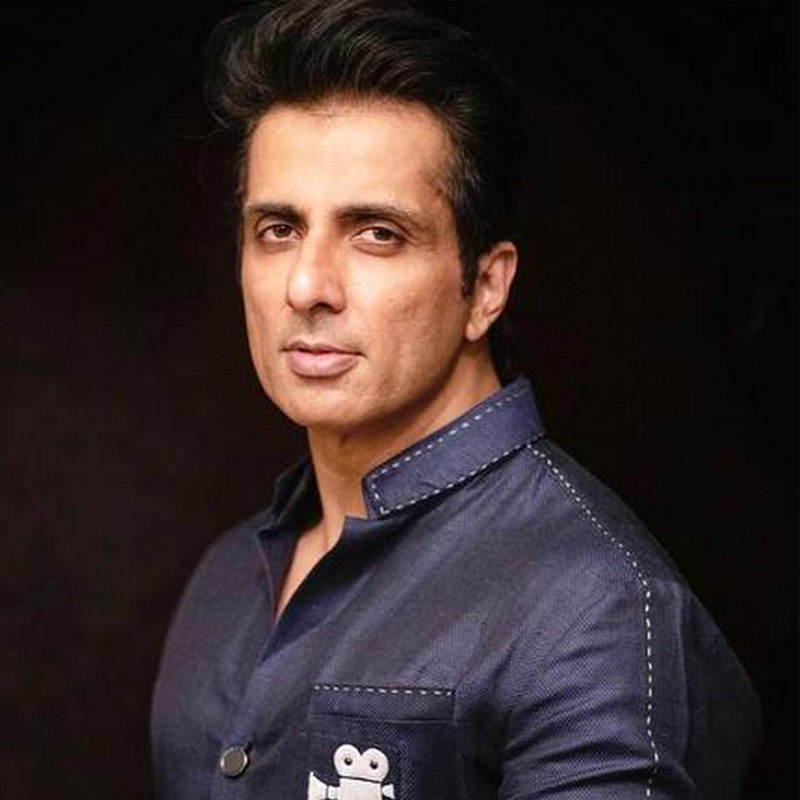 সেই সময় ঈশ্বরের পাশে এসে দাঁড়িয়েছিলেন সোনু সুদ। তিনি আর্থিক সাহায্য করেছিলেন অভিনেতাকে। সোনু একাই নন, ‘ভাবীজি ঘর পর হ্যায়’ ধারাবাহিকের তারকা শুভাঙ্গী আত্রে, সৌম্য টন্ডন, আসিফ শেইখ-সহ চিত্রনাট্যকার সনদ বর্মা এবং প্রযোজক বিনাইফর কোহলি তাঁকে অর্থ দিয়ে সাহায্য করেছিলেন। কিন্তু অতিমারির পর ধীরে ধীরে সকলে তাঁর সঙ্গে যোগাযোগ রাখা বন্ধ করে দেন।