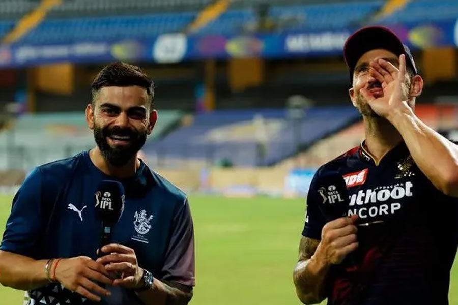 ২০২১-এর আইপিএলের পর থেকে আরসিবির অধিনায়কের পদ ছেড়েছেন বিরাট। তার পর থেকে দল চালনার দায়িত্ব গিয়েছে দক্ষিণ আফ্রিকার ব্যাটার ফাফ ডুপ্লেসির কাঁধে। তবে ডুপ্লেসির অধিনায়কত্বেও গত আইপিএলে ভাল ফল করতে পারেনি আরসিবি।