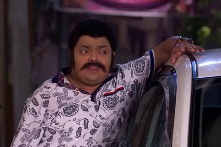 টেলিভিশন জগতে ঈশ্বরের যত চেনাজানা বন্ধু ছিলেন সকলেই এক সময় সাহায্য করলেও এখন আর কেউ ঈশ্বরের খোঁজ পর্যন্ত নেন না বলে অভিযোগ অভিনেতার। অতিমারির কারণে হয়তো সকলে সাহায্য করা বন্ধ করে দিয়েছেন বলে জানান তিনি।