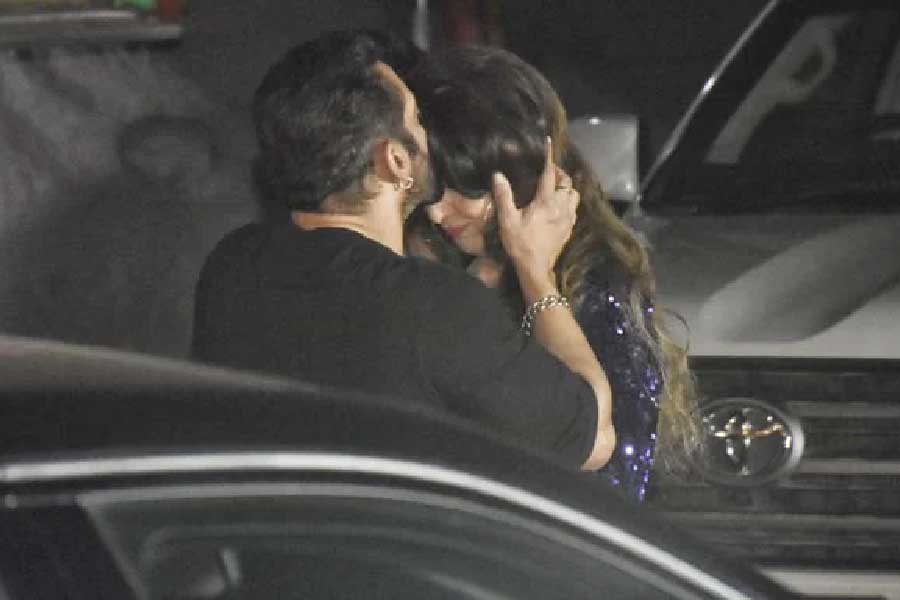 পার্টি শেষে প্রাক্তন প্রেমিকাকে গাড়িতে তুলে দিতে এসে তাঁর ললাটে একে দিলেন চুম্বন। 