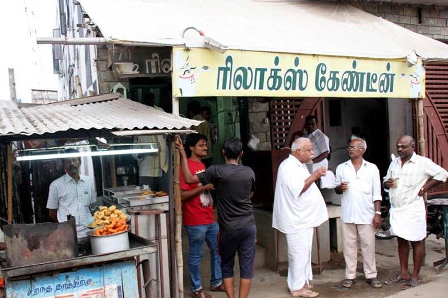 ওই গ্রামেরই একটি চায়ের দোকানে আজও উচ্চবর্গীয়দের সঙ্গে বসে চা খেতে পারেন না জনজাতি শ্রেণিভুক্ত বাসিন্দারা। শুধু তা-ই নয়, উচ্চবর্গীয় যে কাপে চা খান, সেই কাপও ব্যবহার করার অধিকার নেই তাঁদের। চায়ের দোকানে তাঁদের জন্য রাখা থাকে অন্য কাপ। দোকানে এসে চা খেতে হলে সেই কাপেই চা ঢেলে খান তাঁরা।