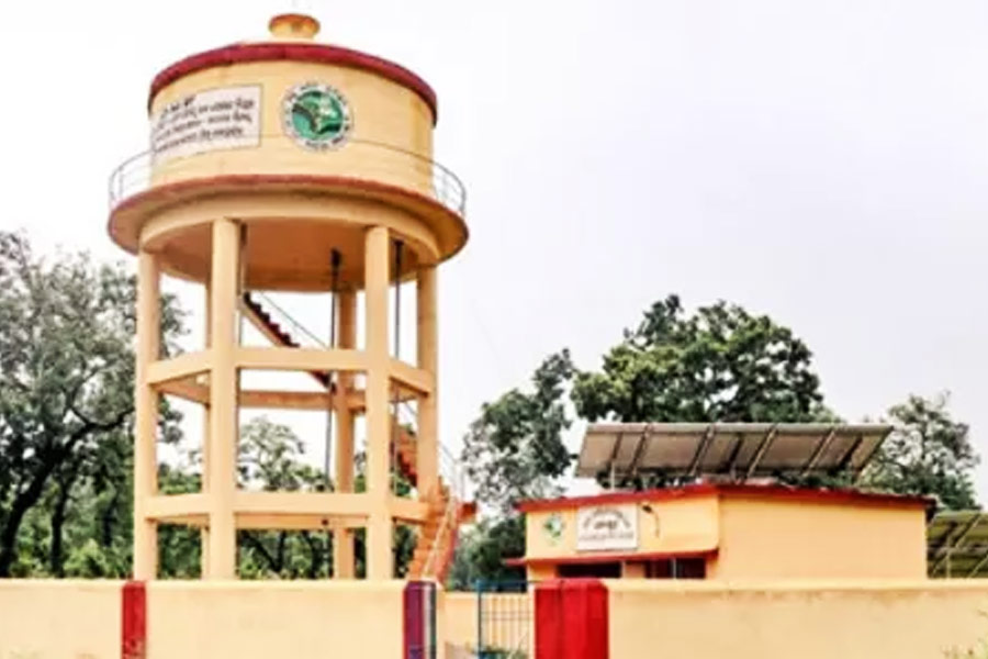 তামিলনাড়ুর ওই গ্রামটির নাম ইরায়ুর। পুরুকোট্টাই জেলার এই গ্রামের বাসিন্দারা জেলাশাসক কবিতা রামুর দ্বারস্থ হন মঙ্গলবার। তাঁরা জানান, গ্রামে তাঁদের সম্প্রদায়ের ব্যবহারের জন্য যে ১০ হাজার লিটারের জলের ট্যাঙ্কটি করে দেওয়া হয়েছে, সেখানেই প্রচুর পরিমাণে মানব বর্জ্য ভেসে থাকতে দেখেছেন তাঁরা।