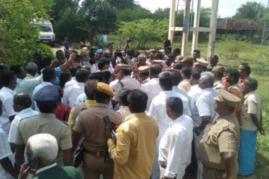 গ্রামবাসীরা অভিযোগে জানিয়েছেন, ট্যাঙ্কের ভিতরে এত বেশি পরিমানে মলের স্তূপ ফেলা হয়ছিল যে পুরো জলটাই হলুদ হয়ে গিয়েছিল।