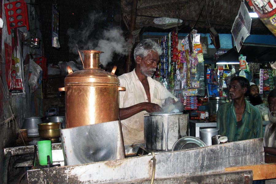 স্থানীয় বাসিন্দারা জানিয়েছেন, এ গ্রামে জাতপাতের ভেদাভেদ এবং ছুঁৎমার্গের সংস্কার চলে আসছে অন্তত তিন প্রজন্ম ধরে। এই সংস্কারের জন্যই আজ অবধি মন্দিরে গিয়ে ভগবানের মূর্তির মুখদর্শন করতে পারেননি গ্রামের তরুণ-তরুণীদের অনেকেই। এমনকি, জন্ম থেকেই চায়ের দোকানে ভিন্ন কাপের বন্দোবস্ত দেখে আসছেন অনেক মধ্যবয়সীও। 