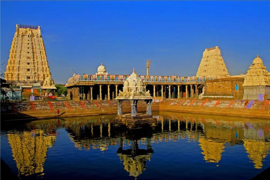 জেলাশাসক ছাড়াও ওই অভিযানে ছিলেন জেলা পুলিশের প্রধান। চায়ের দোকানের পর ওই গ্রামের ১০০ জনের জনজাতি গোষ্ঠীটির প্রত্যেককে নিয়ে এর পর মন্দিরে হাজির হন তাঁরা। গ্রামবাসীদের চিনিয়ে দিতে বলেন, কারা মন্দিরে ঢুকতে বাধা দেয় তাঁদের। সেখানেও একপ্রস্ত নাটকের মুখোমুখি হন সবাই। 