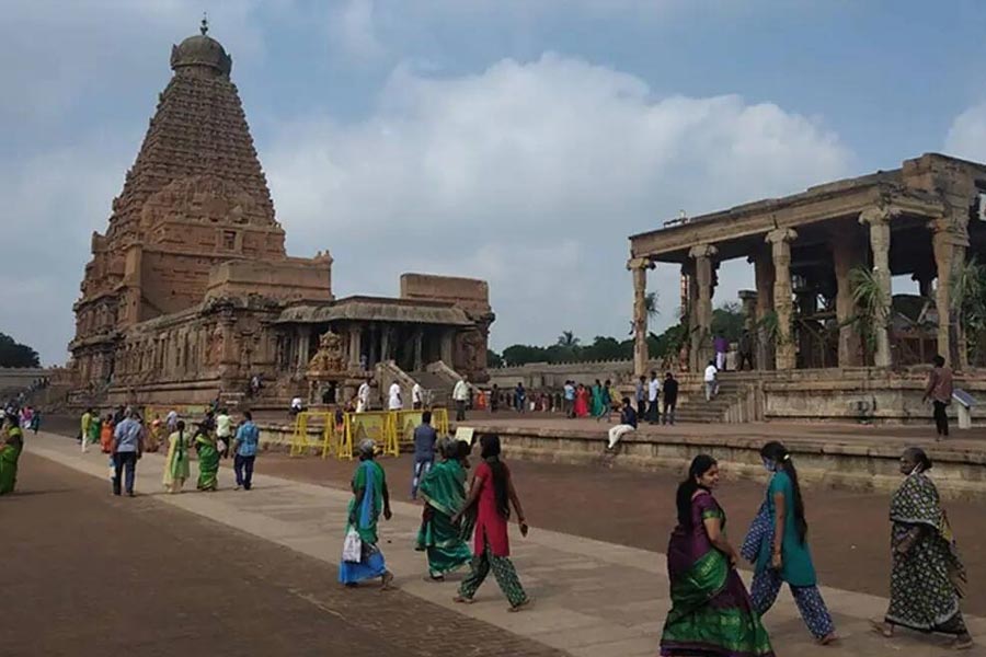 সে সময় মন্দিরে ঈশ্বরের আরাধনা চলছিল। গ্রামবাসীদের নিয়ে জেলাশাসক এবং পুলিশ প্রধান সেখানে পৌঁছতেই এক উচ্চবর্গীয় মহিলা চিৎকার করে বলতে শুরু করেন, তাঁর উপর দেবতা ভর করেছে এবং দেবতা কোনও নিম্নবর্গীয় মানুষকে মন্দির চত্বরে ঢুকতে দিতে চান না! 