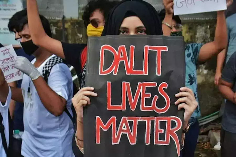 প্রসঙ্গত, প্রায় ১০০ বছর আগে ভারত স্বাধীন হওয়ারও আগে রামাস্বামী পেরিয়ার এই তামিলনাড়ুতেই দলিতদের মন্দিরে প্রবেশাধিকারের দাবিতে আন্দোলন শুরু করেছিলেন। সেই আন্দোলন পরে পেরিয়ার আন্দোলন হিসাবে জনপ্রিয় হয়। পরে ব্রাহ্মণ-অব্রাহ্মণ ছুঁৎমার্গের বিরুদ্ধেও শুরু হয় দ্রাবিড়ীয় আন্দোলন, যা স্বাধীনতা উত্তর তামিলনাড়ুতে পরবর্তীকালে রাজনীতিকেও প্রভাবিত করে। সেই ভূমিতেই এই জাতিবিদ্বেষের ঘটনা তাই আরও বেশি বিস্ময় জাগাচ্ছে। 