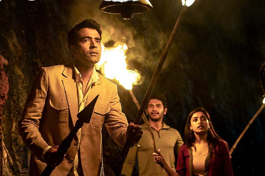 ‘কর্ণসুবর্ণের গুপ্তধন’ ছবির একটি দৃশ্যে আবির চট্টোপাধ্যায়, অর্জুন চক্রবর্তী এবং ইশা সাহা।