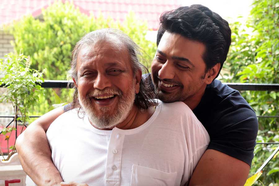 ‘প্রজাপতি’ ছবির একটি দৃশ্যে মিঠুন চক্রবর্তী ও দেব।