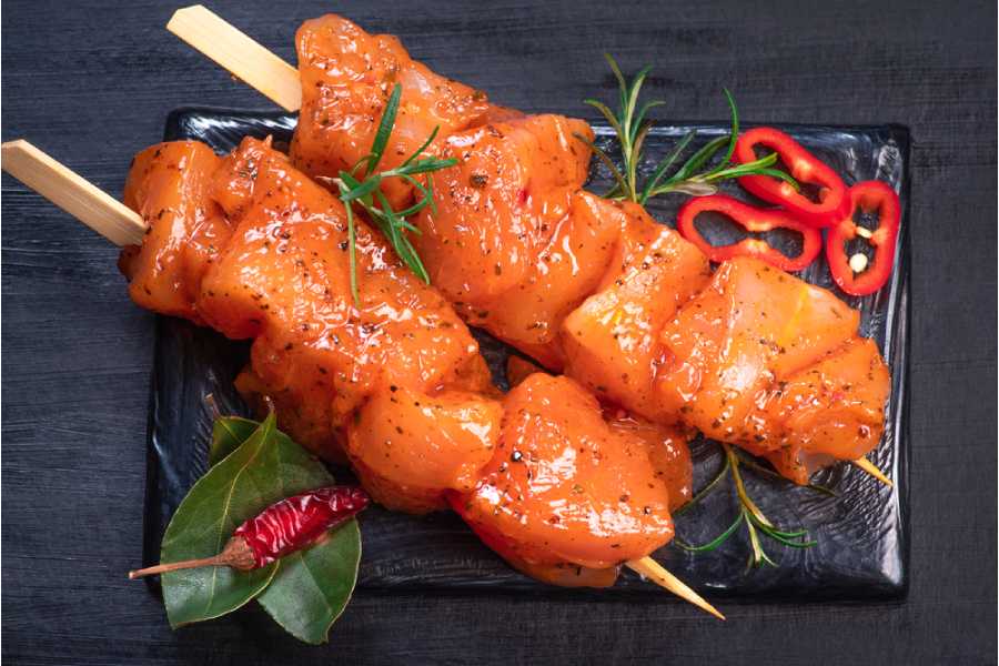 মেয়োনিজের সঙ্গে গরমাগরম পরিবেশন করুন পেরি পেরি চিকেন স্টিকস্।