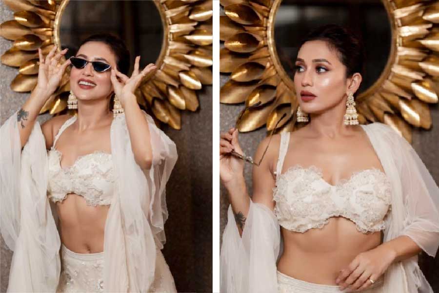 মিমি কি ইন্ডাস্ট্রির প্রতি কি একটু বিরক্ত? একটু ভেবে বললেন, “একটা শব্দ আছে না, ‘জব স্যাটিসফ্যাকশন’। সেটা না পেলে আর কাজ করি না। আমি যদি কাউকে অপছন্দ করি, তাঁরা বোধহয় সেটা আমার সঙ্গে থাকলেই আন্দাজ করতে পারেন। আমিও বুঝে যাই যে, ঠিক হচ্ছে না বিষয়টা। এনার্জি ইজ় নট রাইট। আমি তখন সরে আসি। তবে আমি যদি কাউকে ভালবাসি, তার পাশে আমায় সব সময় পাবেন। সেটা ভাল সময় হোক বা খারাপ সময়। তবে ইন্ডাস্ট্রিতে তেমন মানুষের সংখ্যা খুব কম। তাই নিজের মতো থাকতেই এখন বেশি স্বচ্ছন্দ বোধ করি”। 