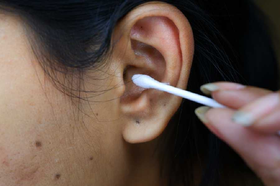 বাডের তুলো অসাবধানতায় কানে ঢুকে গিয়ে বড় বিপত্তিও ডেকে আনতে পারে। 