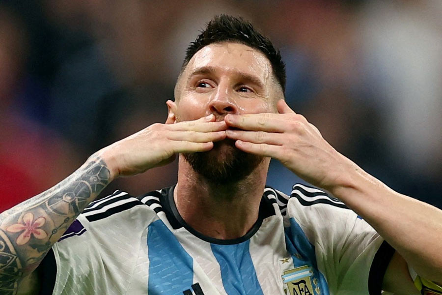 বছর শেষে নিজের কেরিয়ারেরও শেষ লগ্নে এসে পৌঁছেছিলেন মেসি। কাতারে জীবনের শেষ বিশ্বকাপ খেলে ফেলেছেন তিনি। অধরা স্বপ্ন ছুঁয়েছেন ওষ্ঠাধরের চুম্বনে। ফুটবলে আর্জেন্টিনার বিশ্বজয় যেন ২০২২-এর শেষবেলায় ছাপিয়ে গেল বাকি সব কিছুকে। মনে রাখার মতো কী কী হল ২০২২-এ? একঝলকে রইল শুরু থেকে শেষ।