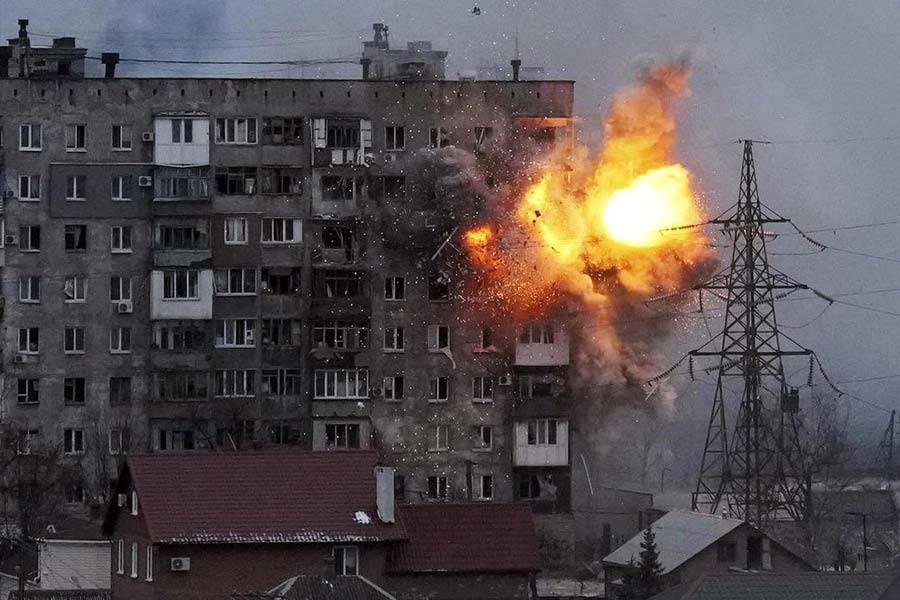 বছরের শুরুতেই যুদ্ধের মেঘ ঘিরে ফেলে ইউরোপের আকাশ। ২৪ ফেব্রুয়ারি প্রতিবেশী ইউক্রেন আক্রমণ করে রাশিয়া। দুই দেশের মধ্যে শুরু হয় যুদ্ধ। বহু মৃত্যু, বহু ক্ষয়ক্ষতি হয়েছে। তবে বছর শেষেও যুদ্ধ থামেনি। রাশিয়া এবং ইউক্রেনের অন্তত ৪০ হাজার সেনার মৃত্যুর কথা স্বীকার করেছে সরকার। এ ছাড়া, যুদ্ধের বলি হয়েছেন বহু সাধারণ নাগরিক।