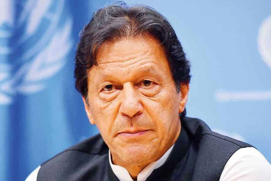 এপ্রিলে বিশ্বের দরবারে চর্চায় উঠে আসে পাকিস্তানের রাজনৈতিক পরিস্থিতি। নাটকীয় ভাবে ক্ষমতাচ্যুত হন প্রধানমন্ত্রী ইমরান খান। মধ্যরাতে অনাস্থা ভোটে পরাজিত হন তিনি। ১১ এপ্রিল পাকিস্তানে নতুন সরকার গড়েন প্রধানমন্ত্রী শাহবাজ শরিফ।