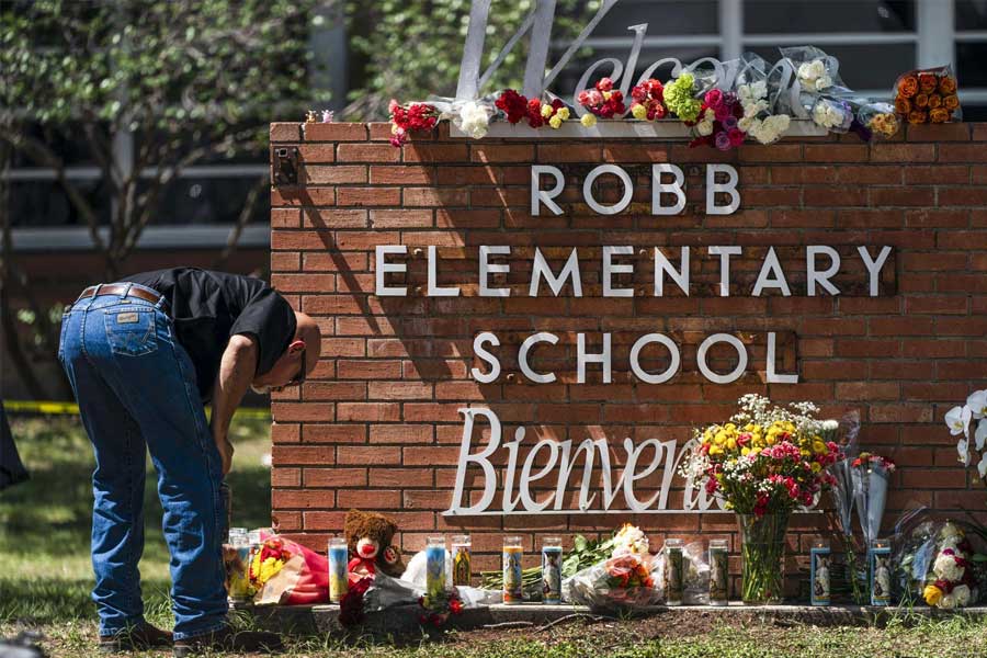 আমেরিকায় সারা বছর বন্দুকবাজের দৌরাত্ম্য লেগেই ছিল। তার মধ্যে সবচেয়ে ভয়ানক ২৫ মে-র হামলা। টেক্সাসের একটি স্কুলে ঢুকে এলোপাথাড়ি গুলি চালান ১৮ বছর বয়সি এক বন্দুকবাজ। ১৯ জন শিশুর মৃত্যু হয় সেই হামলায়। মারা যান স্কুলের ২ শিক্ষকও। পরে নিরাপত্তারক্ষীদের গুলিতে মৃত্যু হয় আততায়ী যুবকের।