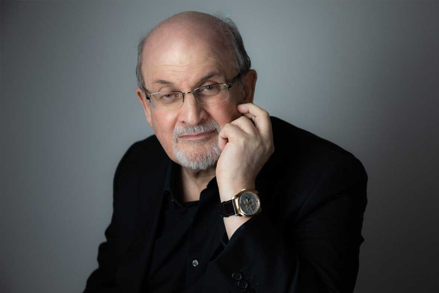 ১২ অগস্ট নিউ ইয়র্কের একটি অনুষ্ঠানে হামলা হয় বুকারজয়ী লেখক সলমন রুশদির উপর। ভরা মঞ্চে উঠে ৭৫ বছর বয়সি লেখককে ছুরি দিয়ে এলোপাথাড়ি কোপ মারেন হামলাকারী হাদি মাতার। মাত্র ২০ সেকেন্ডের মধ্যে অন্তত ১০-১৫ বার রুশদিকে কোপানো হয়। বেশ কিছু দিন ভেন্টিলেশনে ছিলেন তিনি। তাঁর একটি চোখ এই হামলায় ব্যাপক ক্ষতিগ্রস্ত হয়। ‘দ্য স্যাটানিক ভার্সেস’-এর লেখকের উপর এমন হামলা সাড়া ফেলে দিয়েছিল বিশ্ব জুড়ে।