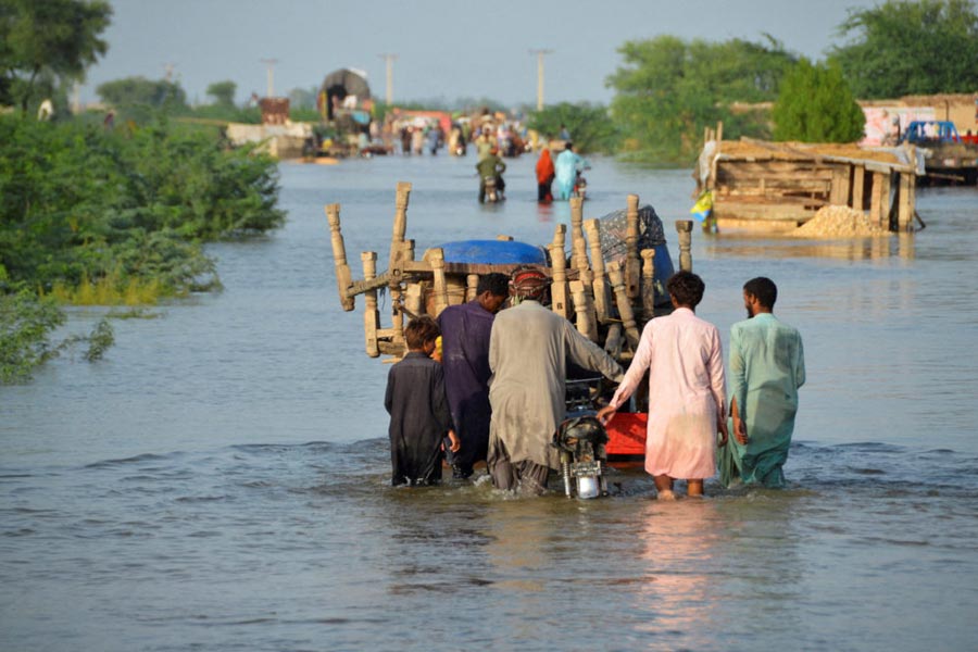 অগস্টেই বিধ্বংসী আকার নেয় পাকিস্তানের বন্যা পরিস্থিতি। জুন মাস থেকে শুরু হওয়া সেই বন্যার তাণ্ডব চলেছে অক্টোবর মাস পর্যন্ত। পাকিস্তানের এই বন্যাকে ‘সবচেয়ে ভয়ঙ্কর’ আখ্যা দিয়েছেন কেউ কেউ। বন্যার কবলে মৃত্যু হয়েছে অন্তত ১৭৩৯ জন মানুষের। ক্ষয়ক্ষতির পরিমাণ মাত্রাছাড়া। মূলত, অতিরিক্ত বর্ষণ এবং হিমবাহ গলে নদীর জলস্তর বৃদ্ধিকে এই বিধ্বংসী বন্যার জন্য দায়ী করেছেন আবহবিদরা।