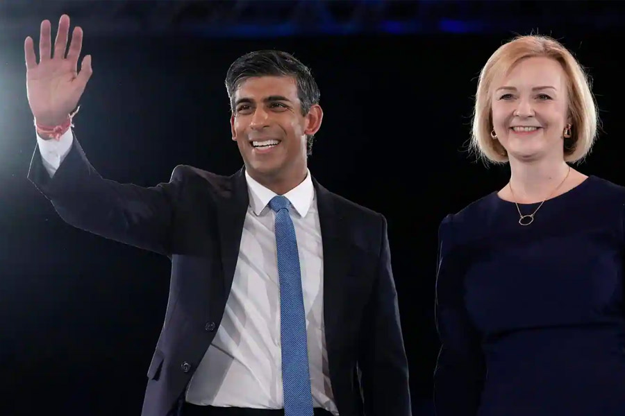 ব্রিটেনের প্রধানমন্ত্রীর কুর্সিকে কেন্দ্র করে টালমাটাল পরিস্থিতি ২০২২-কে স্মরণীয় করে রাখবে আন্তর্জাতিক রাজনীতিতে। ৬ সেপ্টেম্বর ব্রিটেনের প্রধানমন্ত্রীর চেয়ারে বসেন কনজ়ারভেটিভ দলের নেত্রী লিজ় ট্রাস। কিন্তু তাঁর সরকার প্রবল সঙ্কটের মুখোমুখি হয়। প্রধানমন্ত্রীর অর্থনীতি সংক্রান্ত সিদ্ধান্ত সমালোচিত হয়। মাত্র ৪৫ দিনের মধ্যেই পদত্যাগ করেন ট্রাস। তার পর ব্রিটেনের প্রধানমন্ত্রীর কুর্সিতে বসেন ভারতীয় বংশোদ্ভূত ঋষি সুনক। তিনি ব্রিটেনের ইতিহাসে সর্বকনিষ্ঠ এবং প্রথম ভারতীয় বংশোদ্ভূত প্রধানমন্ত্রী।