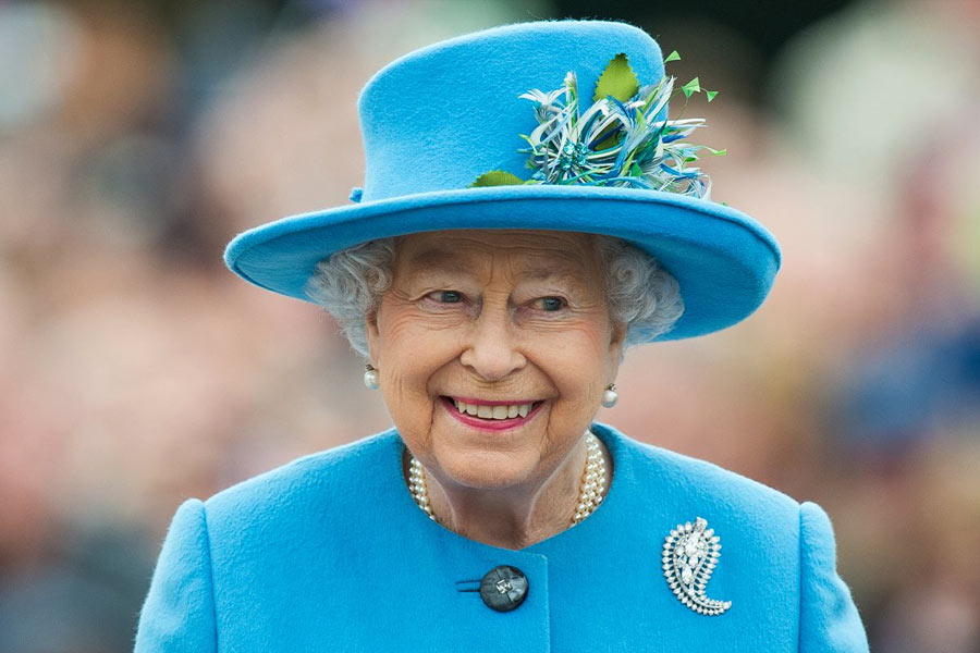 প্রধানমন্ত্রীর চেয়ারকে কেন্দ্র করে ব্রিটেন জুড়ে যখন রাজনৈতিক সঙ্কট দানা বাঁধতে শুরু করেছে, ঠিক সেই সময় প্রয়াত হন ৭০ বছর ধরে ব্রিটেনের সিংহাসন আগলে রাখা রানি দ্বিতীয় এলিজাবেথ। দীর্ঘ অসুস্থতার পর ৮ সেপ্টেম্বর স্কটল্যান্ডের বালমোরাল প্রাসাদে মৃত্যু হয় তাঁর। দ্বিতীয় এলিজাবেথ ছিলেন ব্রিটেনের দীর্ঘতম শাসনকর্ত্রী। তাঁর মৃত্যুর পর ৭৩ বছর বয়সে রাজা হন এলিজাবেথের পুত্র চার্লস।