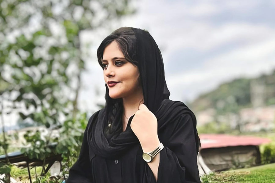 ইরানে স্মরণীয় ১৬ সেপ্টেম্বর। হিজাব না পরার ‘অপরাধে’ ১৯ বছরের তরুণী মাহশা আমিনিকে আটক করেছিল সে দেশের পুলিশ। হেফাজতে থাকাকালীন মাহশার মৃত্যু হয় বলে অভিযোগ। এই মৃত্যু ইরান জুড়ে দীর্ঘ দিন ধরে বেড়ে ওঠা ক্ষোভের আগুনে যেন ঘি ঢেলে দেয়। দেশের নানা প্রান্তে সরকার-বিরোধী বিক্ষোভ মাথাচাড়া দিয়ে ওঠে। ইরানি মেয়েরা অনেকেই প্রকাশ্যে হিজাব পুড়িয়ে, চুল কেটে প্রতিবাদ জানান। বিক্ষোভকারীদের উপর নেমে আসে সরকারের কঠোর দমননীতি। সেই থেকে ইরানে বিক্ষোভের আগুন জ্বলছেই।