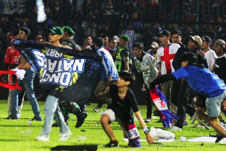 ১ অক্টোবর, ২০২২। ইন্দোনেশিয়ায় ফুটবল ম্যাচ ঘিরে তৈরি হওয়া দাঙ্গা পরিস্থিতিতে পদপিষ্ট হয়ে মৃত্যু হয় ১৭৮ জনের। আহত হন বহু সংখ্যক মানুষ। ইন্দোনেশিয়ার ফুটবল লিগে জাভার দুই ক্লাব আরেমা এবং পার্সিবায়া সুরাবায়ার মধ্যে খেলা ছিল। পূর্ব জাভার মালাং রিজেন্সিতে এই ম্যাচে আরেমা ২-৩ ব্যবধানে হেরে যায়। এর পরেই দু’দলের সমর্থকরা কার্যত দাঙ্গায় জড়িয়ে পড়েন। অধিকাংশই পদপিষ্ট হয়ে এবং শ্বাসরুদ্ধ হয়ে প্রাণ হারিয়েছেন।