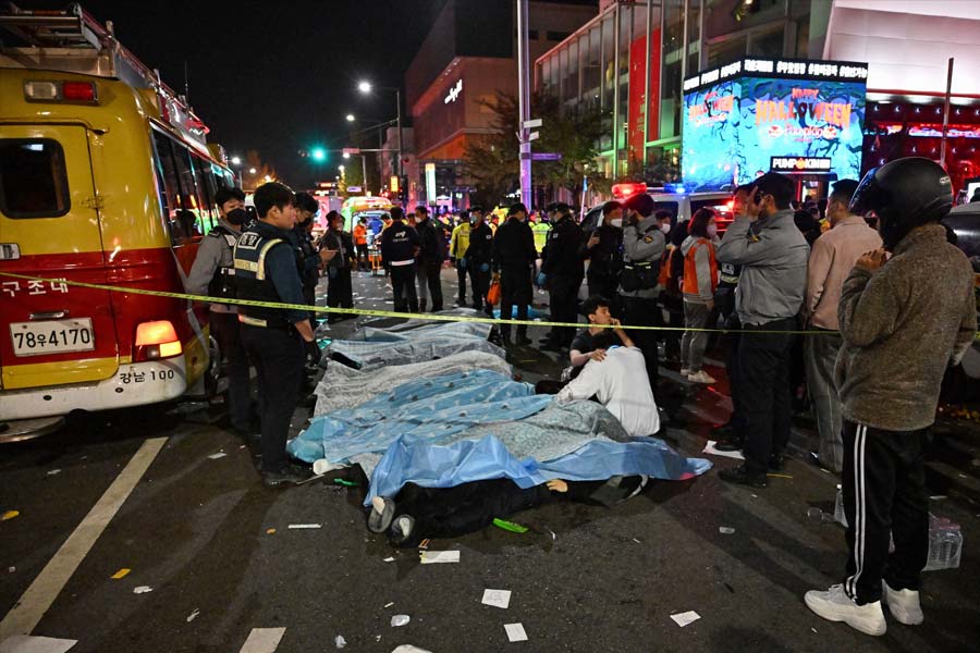 ২৯ অক্টোবর হ্যালোউইনের আগে  বিপর্যয় নেমে আসে দক্ষিণ কোরিয়ায়। রাজধানী সোলে উৎসবের মরসুমে গিজগিজে ভিড়ে পদপিষ্ট হয়ে মৃত্যু হয়েছে অন্তত ১৫১ জনের। আহত আরও অনেকে। 