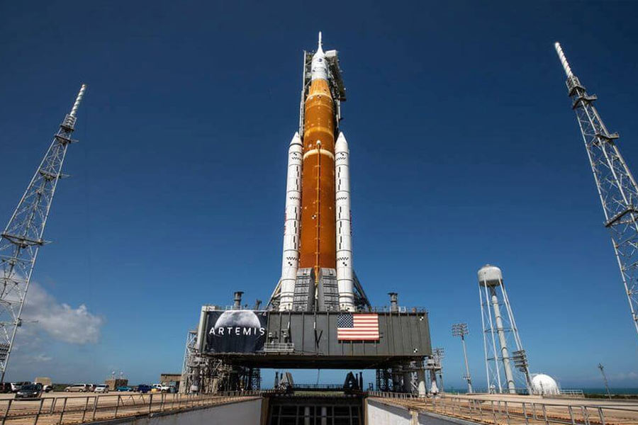 ২০২২ সালে চাঁদে আবার মানুষ পাঠানোর তোড়জোড় শুরু করেছে আমেরিকার মহাকাশ গবেষণা সংস্থা নাসা। মিশন ‘আর্টেমিস-১’-এর সফল উৎক্ষেপণ হয় ১৬ নভেম্বর। চাঁদের উদ্দেশে পাড়ি দেয় যাত্রীবিহীন মহাকাশযান ওরিয়ন। চাঁদে মানুষের প্রথম পদার্পণের ৫০ বছর পর ফের মানুষকে পৃথিবীর উপগ্রহে পাঠানোর জন্য উদ্যোগী হয়েছে নাসা। পর পর তিনটি ধাপে এই অভিযান কার্যকর করা হবে। ‘আর্টেমিস’-এর আরও দু’টি ধাপ পরিকল্পনায় রয়েছে। দ্বিতীয় ধাপ সম্পন্ন হলে তৃতীয় দফায় অর্থাৎ ‘আর্টেমিস-৩’-এ চাঁদে পাড়ি দেবে মানুষ। কোন কোন মহাকাশচারীকে ‘আর্টেমিস’ মিশনে চাঁদে পাঠানো হবে, তা ২০২৩ সালের শুরুর দিকেই ঘোষণা করতে চলেছে নাসা।