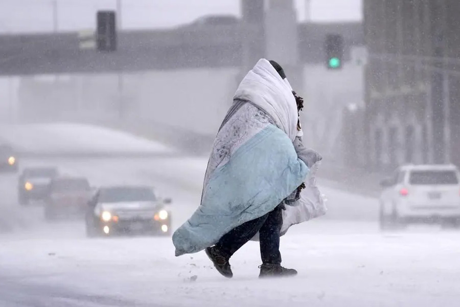 বছরের শেষবেলায় ভয়াবহ শৈত্যঝড়ের প্রকোপে আমেরিকা। ২৩ ডিসেম্বর, বড়দিনের উৎসবের আমেজে আমেরিকায় তাণ্ডব চালায় তুষারঝড়। টানা ৫ দিন অবিরাম তুষারপাতের পাশাপাশি চলে তীব্র ঠান্ডা হাওয়া। এই প্রাকৃতিক বিপর্যয়কে বলা হচ্ছে সাইক্লোন বোমা। যার ফলে আমেরিকার তাপমাত্রা নেমে গিয়েছে হিমাঙ্কের অনেক নীচে। কোথাও কোথাও হিমাঙ্কের ৫৩ ডিগ্রি নীচেও নেমেছে পারদ। রাস্তায় রাস্তায় জমেছে ৮ থেকে ১০ ফুট বরফ। বহু মানুষের মৃত্যু হয়েছে প্রবল শীতের কামড়ে।