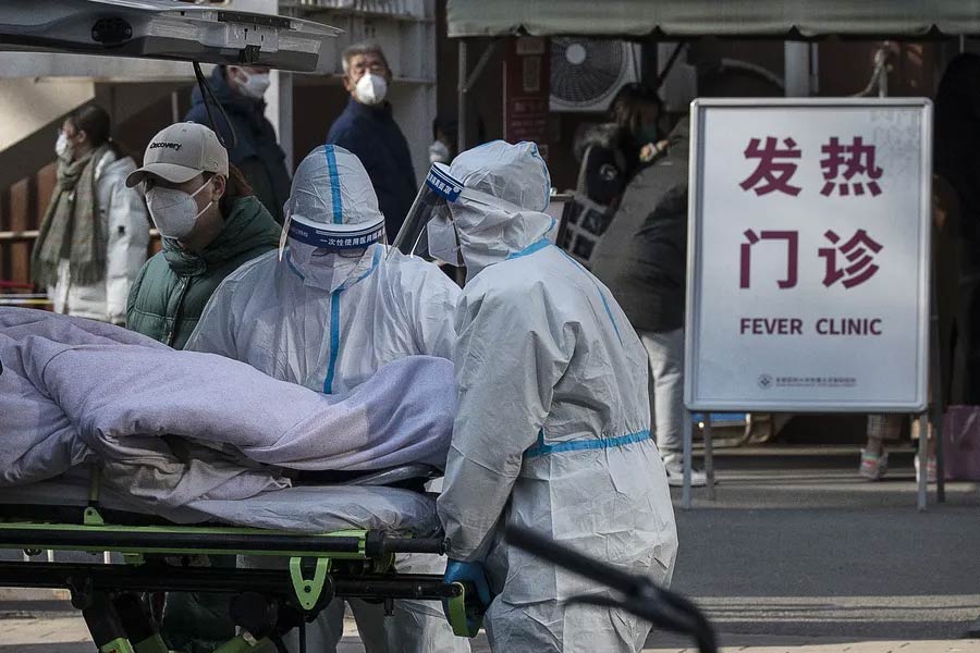 ২০২২ সালের শেষ লগ্নে এসে চিনে ফের মাথাচাড়া দিয়ে উঠেছে করোনা ভাইরাস। কোভিডের উপরূপ ওমিক্রন বিএফ.৭-এ আক্রান্ত হচ্ছেন চিনের বহু মানুষ। মৃত্যুও হচ্ছে অনেকের। যার ফলে ভারত-সহ নানা দেশে কোভিড নিয়ে নতুন করে সতর্কতা অবলম্বন করা হচ্ছে। অতিমারির আতঙ্ক গ্রাস করেছে মানুষকে।