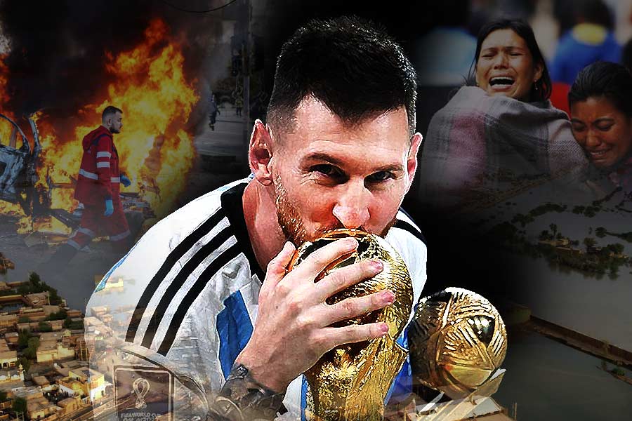 নানা ঘটনাপ্রবাহে সাজানো ২০২২-এর অন্তিম ক্ষণ উপস্থিত। বছরের পৃষ্ঠা উল্টে দেখা যাচ্ছে, ঝুলিতে হাসির চেয়ে কান্নাই বেশি। ভূমিকম্প, বন্যা, দাঙ্গা কিংবা অমোঘ মৃত্যু, ২০২২ কাঁদিয়েছে বার বার। তবে শেষ বেলায় না পাওয়া ভুলে প্রাপ্তিকেই যেন আঁকড়ে ধরছেন মানুষ। বিশ্বকাপের গায়ে লিয়োনেল মেসির স্বপ্নের চুম্বন যেন ফিকে করে দিয়েছে বছরের যাবতীয় হতাশাকে। 