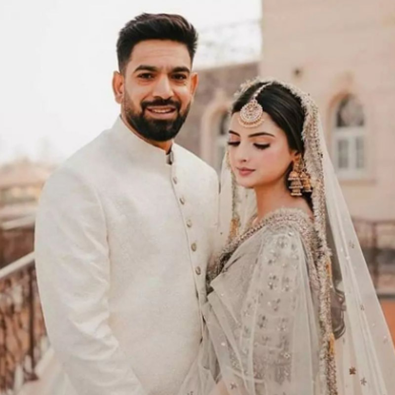 শাহিন শাহ আফ্রিদি, শাহিদ আফ্রিদি, সামিন রানা, আতিফ রানা, আকিব জাভেদ-সহ পাকিস্তানের নামকরা ক্রিকেটাররা উপস্থিত ছিলেন হ্যারিসের বিয়ের অনুষ্ঠানে। সকলে সমাজমাধ্যমে পেসার এবং তাঁর স্ত্রী মুজ়না মাসুদ মালিককে শুভেচ্ছা জানিয়েছেন।