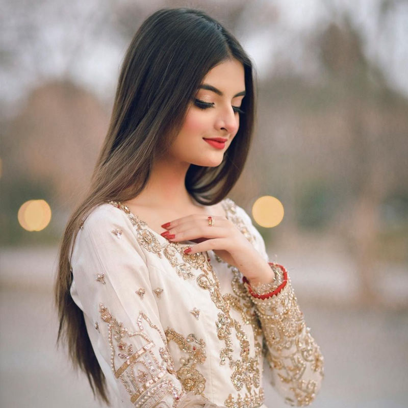 হ্যারিসের বিয়ের ছবি প্রকাশ্যে আসতেই তাঁর স্ত্রীকে নিয়ে অনুরাগীদের মধ্যে কৌতূহল জেগেছে। ইতিমধ্যেই মুজ়নাকে সমাজমাধ্যমে খুঁজে ফেলেছেন অনেকে। তার কারণও রয়েছে।