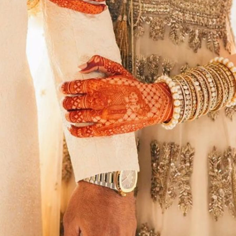 বিয়ের দিন হাতের মেহন্দির মাঝে মুজ়না লিখেছেন তাঁর স্বামীর নামের প্রথম দু’টি অক্ষর। কিন্তু তাতে আর নতুন কী! এ তো সচরাচর দেখাই যায়। মুজ়না নজর কাড়লেন অন্য ভাবে।