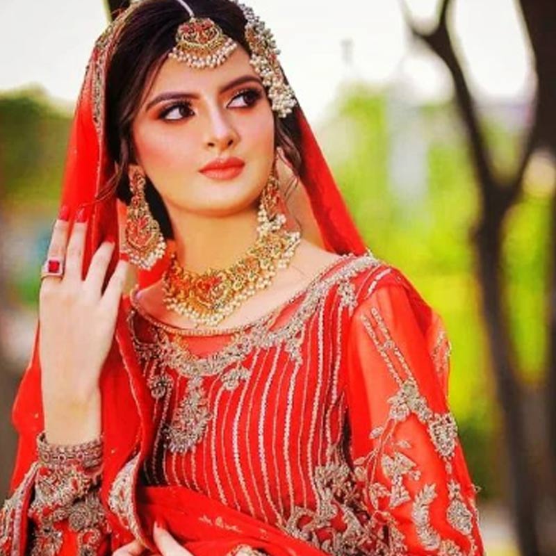 ১৯৯৭ সালে ইসলামাবাদে জন্ম মুজ়নার। পড়াশোনার সূত্রে পাকিস্তানেই থেকেছেন তিনি। ইসলামাবাদের একটি বিশ্ববিদ্যালয় থেকে গণমাধ্যম নিয়ে পড়াশোনা করছেন।