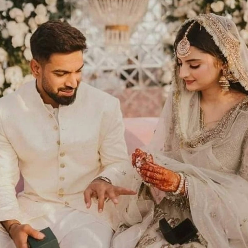 শুধু বিয়ের ছবি বা ভিডিয়োতেই নয়, হ্যারিসের ছবি জনপ্রিয় হয়েছে ক্রিকেটের মাঠেও। চলতি বছরে এশিয়া কাপের ভারত বনাম পাকিস্তান ম্যাচের দৃশ্য। বাউন্ডারির ধারে দাঁড়িয়ে কথা বলছিলেন বিরাট কোহলি এবং হ্যারিস।